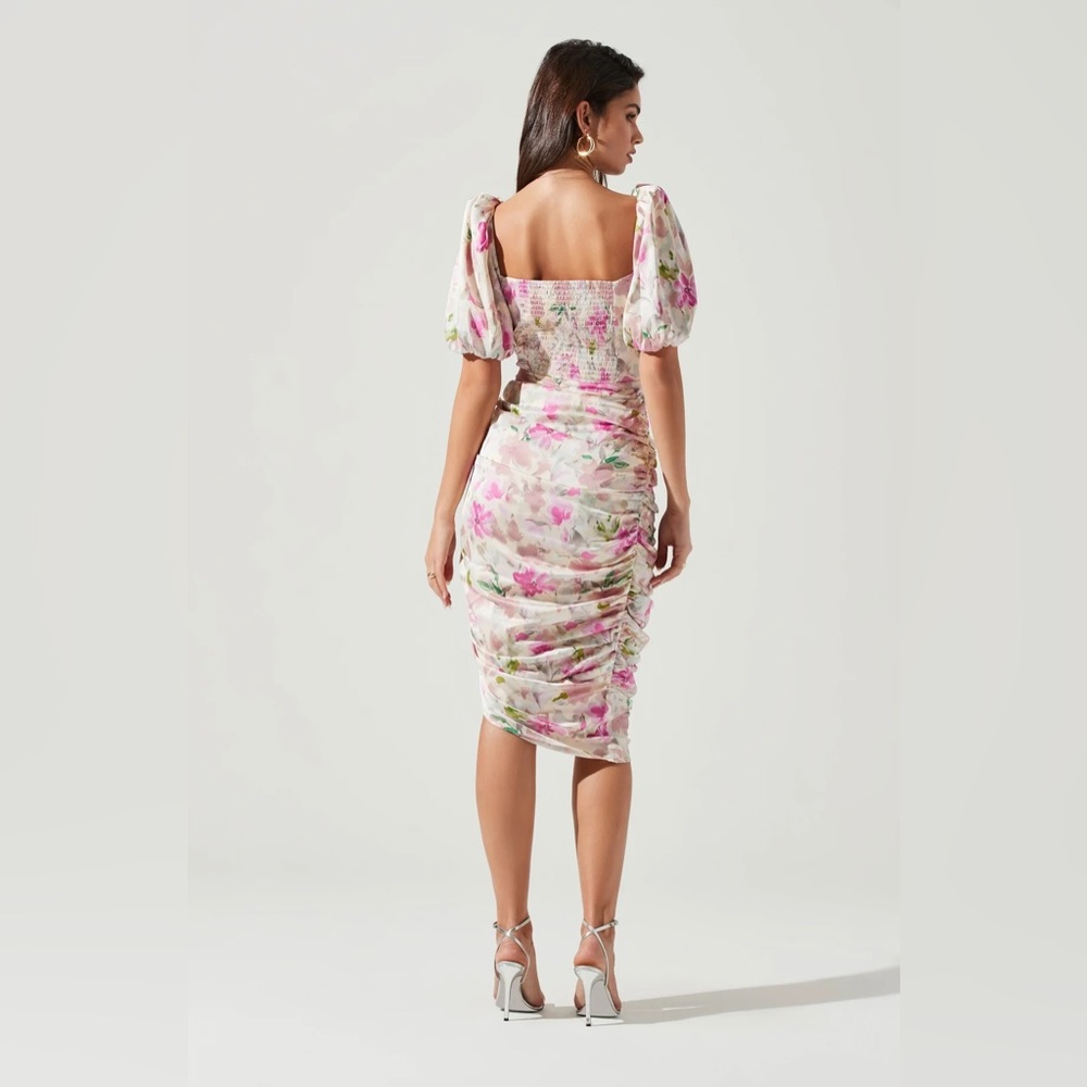 ASTR The Label ~ EMMA FLORAL RUCHED BUBBLE SLEEVE MIDI DRESS - Picture 5 of 7